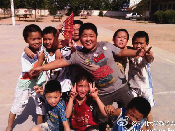 7��17�������ƻ����s�Q��������������ٿh�R��ƺ�l(xi��ng)��?j��ng)_С�W(xu��)��ȭ��С꠆T����Ȼ�����ڵ��ž������������ڞ��������ݴ�W(xu��)��΢�⡱־Ը�߈F(tu��n)��e�k�ĵ���ˇ�R������(zh��n)����