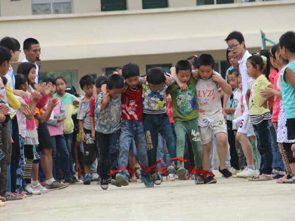 7��28�����V�|�̌W(xu��)Ժ��С�ٟ���ɽ�^(q��)���W(xu��)����֧���(du��)������С�W(xu��)�e�k���\(y��n)��(d��ng)��(hu��)���mȻ��(ch��ng)�ز�δ�޽��ã��������(du��)�T��Ŭ���ͺ��ӂ���ƴ�������\(y��n)��(d��ng)��(hu��)�A�M�Y(ji��)�����D�麢�ӂ�?c��)ڱ�ِ�ЈF(tu��n)�Y(ji��)�f(xi��)��������(zh��ng)���Ρ�