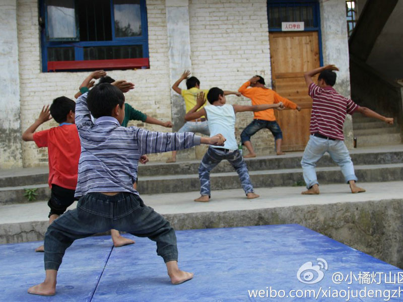 7��31�գ���С�ٟ���ɽ�^(q��)���W(xu��)����֧���(du��)��ǭ����ؑ�S�h�����l(xi��ng)����С�W(xu��)����20���֧�̻��(d��ng)�����Y(ji��)���������������ҵ�Ͷ�뵽����ˇ�R�ݵĜ�(zh��n)���A�����D�麢�ӂ�?c��)ڞ�R���u�����ž���