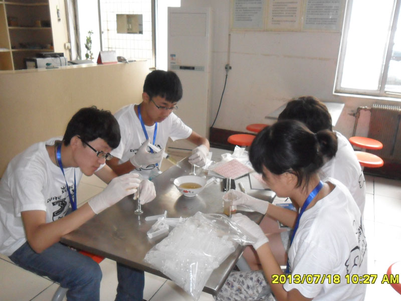 7��27�������ϴ�W(xu��)���YԴ�ɡ����������(sh��)�`��꠵��_(d��)��һ����(sh��)�`�ء����ĳǡ�꠆T���R��ͣ��ǰ����һ��ȡ���c(di��n)�M(j��n)��ȡ�ӹ������D��꠆T���ڌ�200ml�Ę�Ʒ�b�M(j��n)20��С������ԇ��ƿ�С�