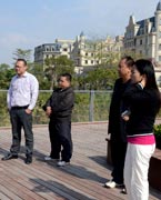 網(wǎng)友參觀晉陽湖　　晉陽湖項目原投資計劃為2.2億元，區(qū)域內(nèi)五座橋為景觀橋。為完善其功能，強化景觀提升效果，對部分項目進行了優(yōu)化、提升，包括將區(qū)域內(nèi)五座景觀橋改為市政橋并新增兩座市政橋。