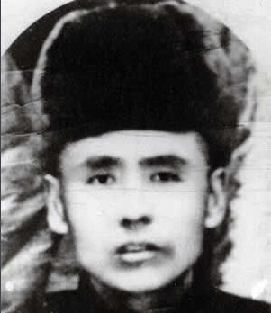 ���F÷��1893��1934�����������|����Ϫ��1931��10����Ѯ�����F÷�������|�������l(w��i)܊�����ڵ��|���P����ᶎr���f��һ����ӡ�1932��3�����|���񱊿��վȇ���ί�����F÷��|�����x��܊��28·܊˾����1934��5��30���������F÷����͢�o���I(l��ng)�Ăα��°���꠲��@��1934��9��28��ҹ�����F÷����܊�ٰ�񽵟oЧ�±�������1935�깲�a(ch��n)�h�l(f��)���ġ���һ���ԡ������Q���ǡ���ȇ������|������Ӣ�ۡ���1988�걻׷�J�������ʿ��2014��9��1�գ������������������ĵ�һ��300����������Ӣ�Һ�Ӣ��Ⱥ�w�����