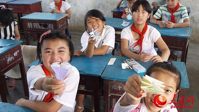 ���ϿƼ���W(xu��)��һ��һ·���x��(w��)֧���c����(zh��n)��ؚ�{(di��o)�Ќ�(sh��)�`�F(tu��n)���������(y��ng)�h��¹ɽ�(zh��n)�u�ŸG���_(k��i)չ�x��(w��)֧�̺ͷ�ؚ�{(di��o)�У�־Ը�߽o���ӂ��_(k��i)�O(sh��)�ֹ��n�����D�麢�ӂ�չʾ�ֹ���Ʒ�����F(tu��n)�(du��)�ṩ��