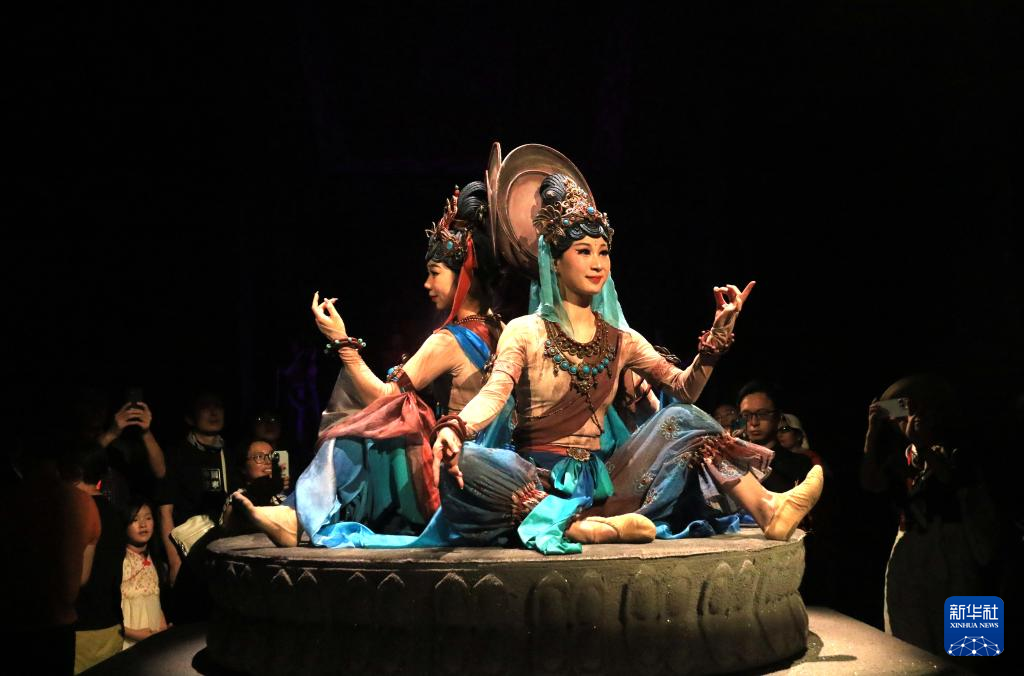 8月5日晚，游客在甘肅省敦煌市觀看大型洞窟式沉浸體驗(yàn)劇《樂動(dòng)敦煌》。 新華社發(fā)（張曉亮 攝）