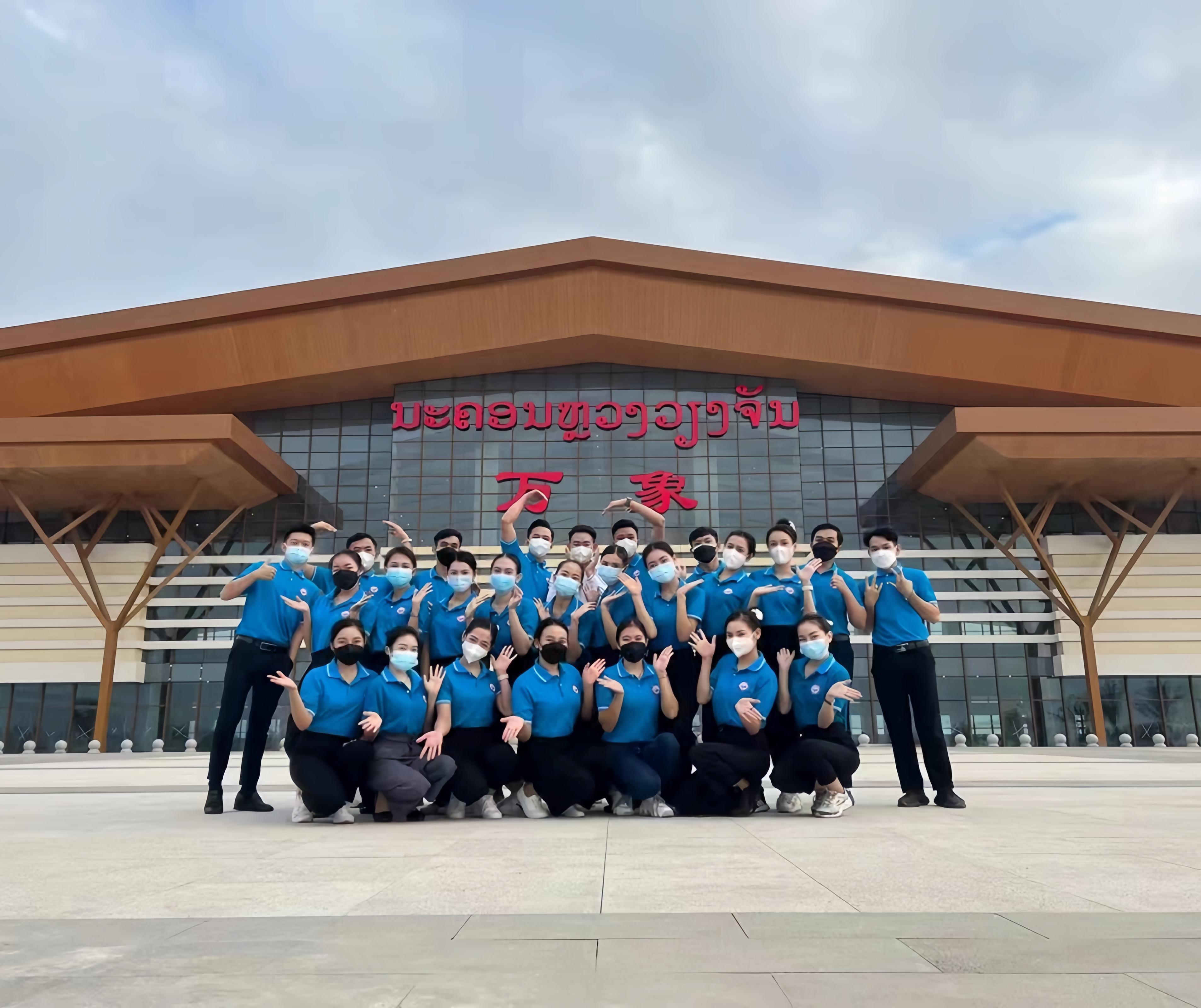 學生上崗前在老撾萬象高鐵站前合影（其中5人為貴陽職業(yè)技術學院培訓班學生）。 貴陽職業(yè)技術學院供圖