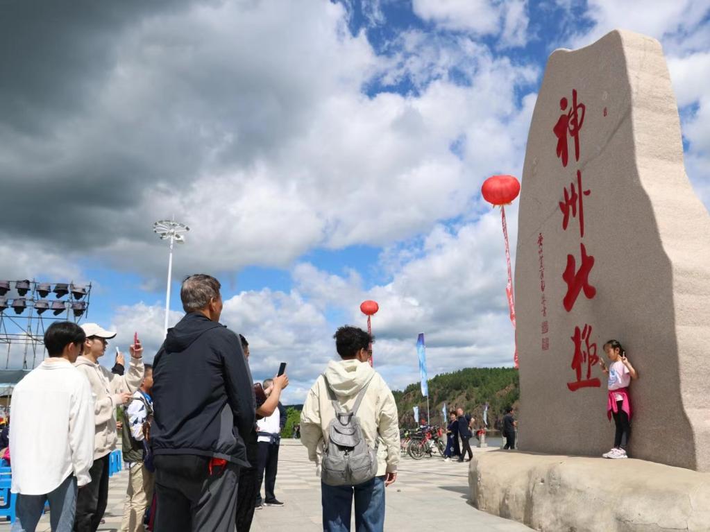 游客在漠河市地標(biāo)前打卡。新華社記者 徐凱鑫攝