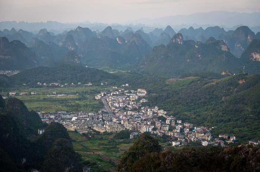 廣西層巒疊嶂，郁郁蔥蔥。 人民網(wǎng) 嚴(yán)立政攝