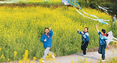 趁東風(fēng) 放紙鳶